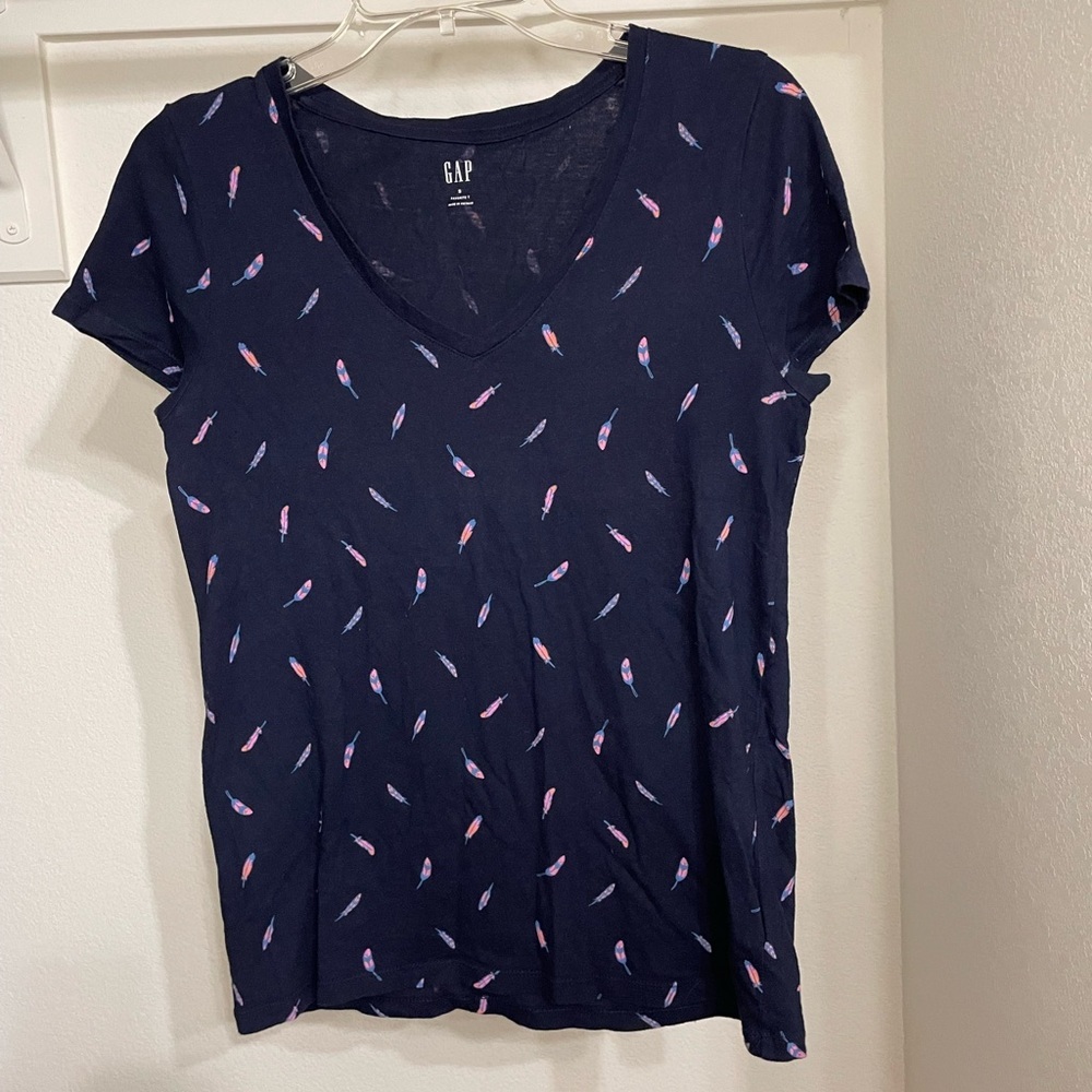 ✨5 for $15✨ Gap v-neck shirt